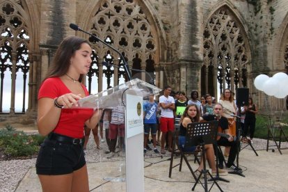 S'ha fet un minut de silenci y han enlairat 16 globus blancs