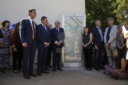 Formado por una puerta del centro con el cristal roto