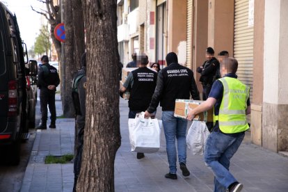 Agents de la Guàrdia Civil acompanyen el tercer dels detinguts ahir a Cappont.