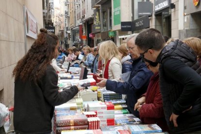 Roses i llibres omplen els carrers de Lleida