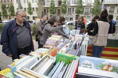 Rosas y libros llenan las calles de Lleida