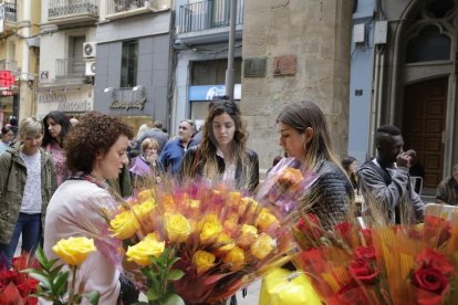 Roses i llibres omplen els carrers de Lleida