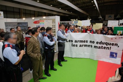 Una desena d'estudiants s'han manifestat avui per la presència de l'Exèrcit a la Fira FP de Lleida