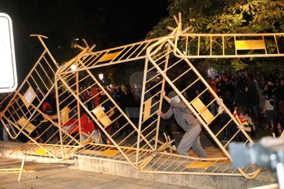 Policia i radicals es van enfrontar després d'un acte pacífic contra la sentència del procés