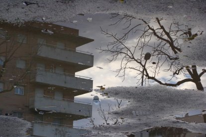 La tardor i les seves pluges, creen en l'vida Urbana de Lleida, en els seus tolls d'aigua, aquests reflexos que moltes vegades, als nostres ulls de vianants, passen desapercebuts.