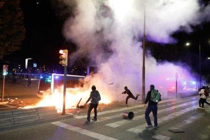 Policia i radicals es van enfrontar després d'un acte pacífic contra la sentència del procés