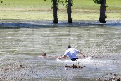 Agentes de los Mossos d'Esquadra y la Guardia Civil lo pudieron sacar del agua.