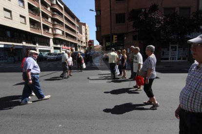 Imatges de la protesta de veïns a Príncep de Viana - El Clot, que reclamen més passos de peatons