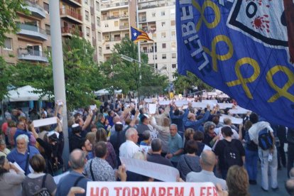 Desenes de manifestants a la plaça Ricard Viñes sota el lema 'Llibertat. L'autodeterminació és un dret'