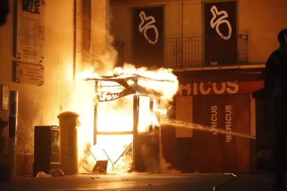 Radicales protagonizan disturbios en el centro de Lleida después de la manifestación pacífica de la huelga general.