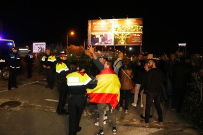 Acte de Vox a Lleida amb Javier Ortega Smith i talls d'uns 400 antifeixistes a l'N-240