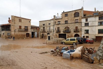 Imatges de les primeres tasques de neteja l'endemà del desastre del temporal a les comarques del pla de Lleida