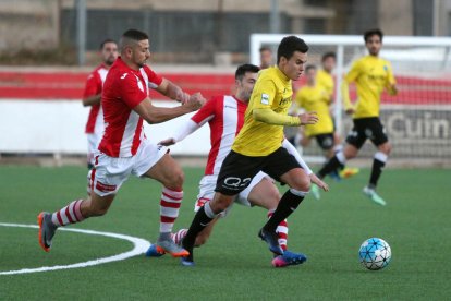 Dos jugadors del Tortosa intenten parar-ne un del Lleida Esportiu B en una de les accions del partit d’ahir.