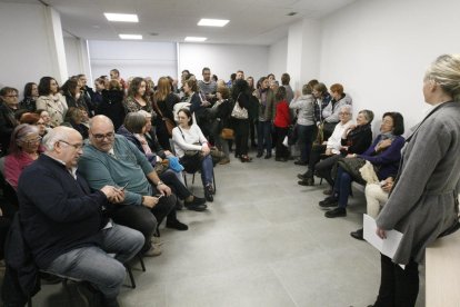 Empleados de la Clínica de Ponent antes del inicio de la reunión en la Cámara de Comercio.