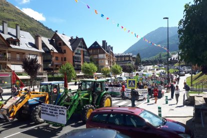 Els participants a la marxa precedits de tractors.