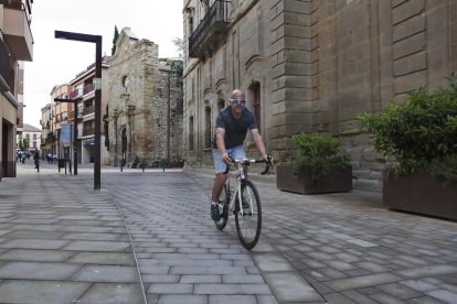 Imagen de un ciclista por el centro de Cervera.