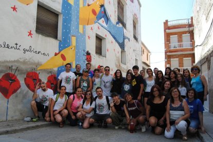 El grup d’adolescents de la Noguera i de l’Alt Empordà als carrers de Penelles on va iniciar la seua visita per la comarca.