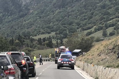 Serveis d’emergències, treballant ahir a l’N-230.