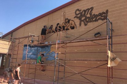 Imatge dels treballs per pintar el mural commemoratiu dels 40 anys dels Raiers de la Pobla.