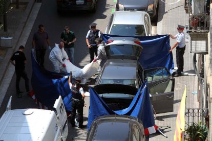 Els mossos retiren el cadàver del