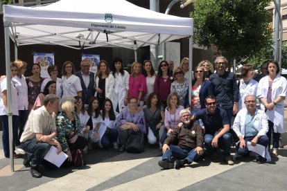 Membres de la Xarxa de Prevenció del Tabaquisme de Lleida, ahir, a la plaça Ricard Viñes.