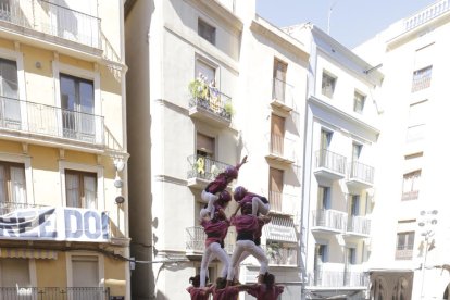 Els Castellers de Lleida, en el moment de culminar el tercer castell, un 7 de 7.