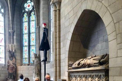 La delegació lleidatana, a The Cloisters vora les tombes del comte Àlvar I i la seua esposa Cecília de Foix.