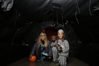 Decenas de personas hacían cola ayer para comprar castañas en la plaza Sant Joan. 