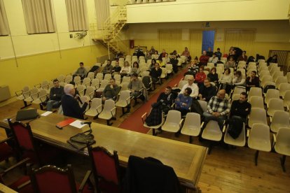 Alrededor de medio centenar de padres asistieron ayer a la asamblea del FiF en el Màrius Torres .