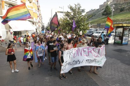 Lleida - La manifestació convocada per Colors de Ponent i avalada per altres entitats de Lleida va recórrer ahir l’Eix Comercial fins a arribar a la plaça Panera per reivindicar els drets del col·lectiu LGTBIQ i clamar per la igualtat. La mar ...