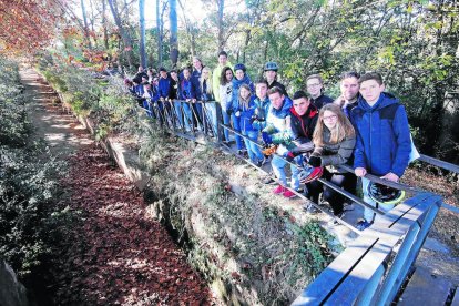 Un grupo de alumnos, ayer, en el paraje de la segunda máquina del Parc de la Banqueta de Juneda.