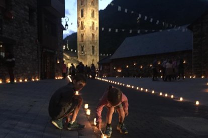 Las familias de Erill la Vall prenden 10.000 velas para iluminar las calles del pueblo.