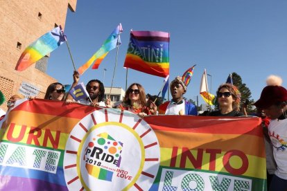 Lleida - La manifestació convocada per Colors de Ponent i avalada per altres entitats de Lleida va recórrer ahir l’Eix Comercial fins a arribar a la plaça Panera per reivindicar els drets del col·lectiu LGTBIQ i clamar per la igualtat. La mar ...