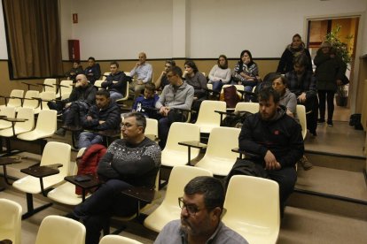 Un grupo de padres en el inicio de la reunión del FiF celebrada ayer en el Màrius Torres. 