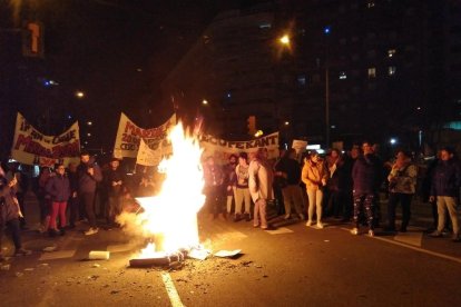 Los manifestantes encendieron una hoguera en pleno Passeig de Ronda.