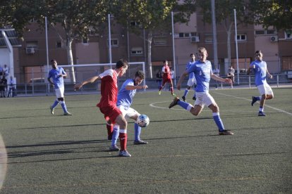 Pau Sánchez protegeix la pilota davant de la pressió d’un jugador del Vista Alegre.