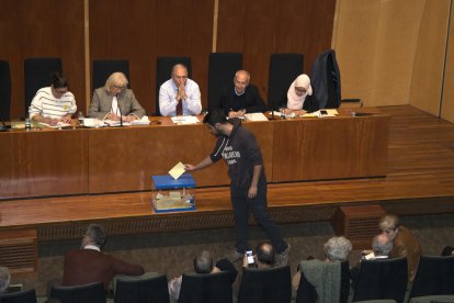 La UdL celebró ayer el último claustro con el rector Fernández, en el que alumnos mostraron carteles pidiendo la libertad de los presos.