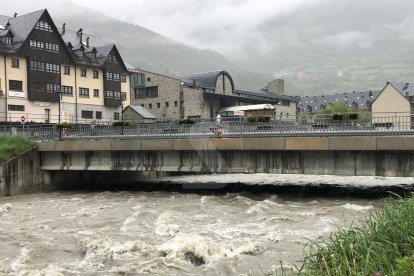 El río Garona, este martes a su paso por Vielha.