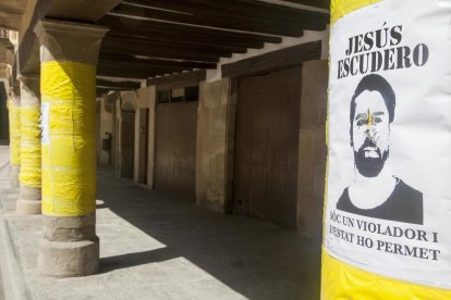 Cartells amb els condemnats a la plaça Major de Cervera.