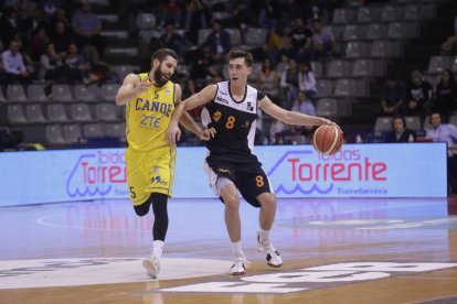 Adrián Chapela durante el último partido en el Barris Nord.