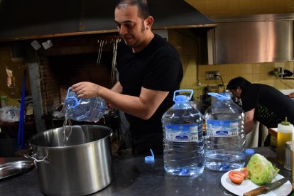 Los restauradores utilizaban ayer agua embotellada para cocinar.