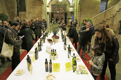 Más de 400 personas disfrutaron de degustaciones gratuitas del aceite de la DOP Les Garrigues.