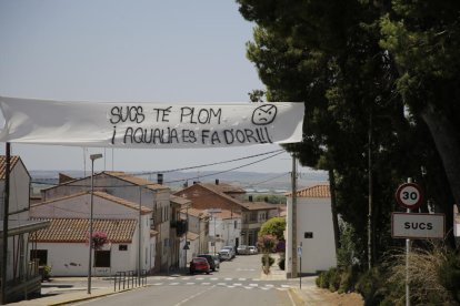 La pedanía se despertó ayer con pancartas reivindicativas para encontrar una solución.