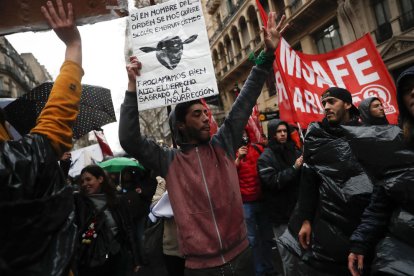 Manifestación de estudiantes argentinos contra los recortes en medio de la grave crisis del país.