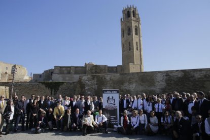 Fotografia de família dels participants en la iniciativa moments abans de sortir des de la Seu Vella.