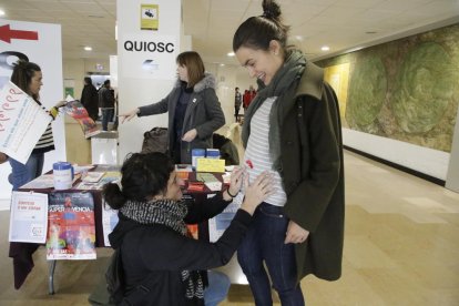 Mesas informativas de Antisida Lleida  -  Con motivo del Día Mundial de la Lucha contra el Sida, la asociación organiza varias actividades de concienciación y sensibilización sobre la prevención. Ayer, instalaron mesas informativas en los hosp ...