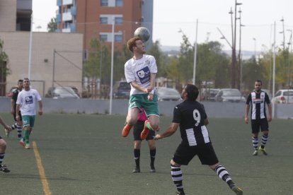 Un jugador del Puigvertenc intenta allunyar una pilota de cap.