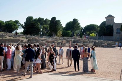 Alguns dels convidats a la boda de Tusk i Wyly, ahir, al jaciment d’Empúries.