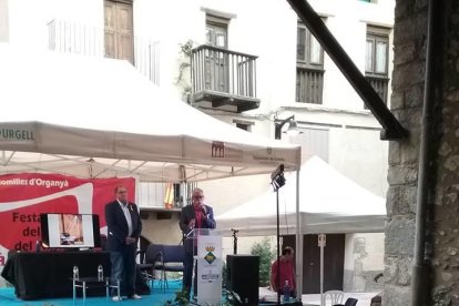 Un momento de la inauguración, ayer, de la Fira del Llibre de Organyà.