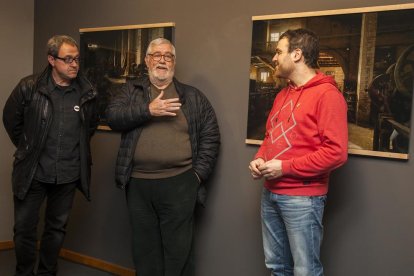 El director de los museos de Tàrrega, Jaume Espinagosa; Llorenç Melgosa y el concejal Raül Palacios.